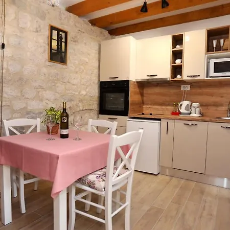 Studio Apartman Mihaella Kastela Exterior photo